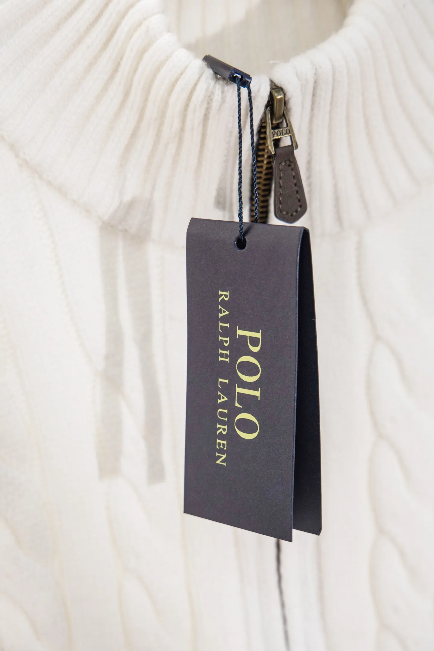 P250 model number: Y196 Ralph Lauren Men's half-zip twist sweater has a really nice style. It can be worn alone or as a jacket to be worn inside or outside. The upper body shows personal fashion charm. Four colors are available. Same style for men and women. A must-have item for new summer products. Hang tag. Hanging beads. Washable packaging bag. Full set of accessories. Very good appearance. Super exquisite workmanship. Size: S-XL